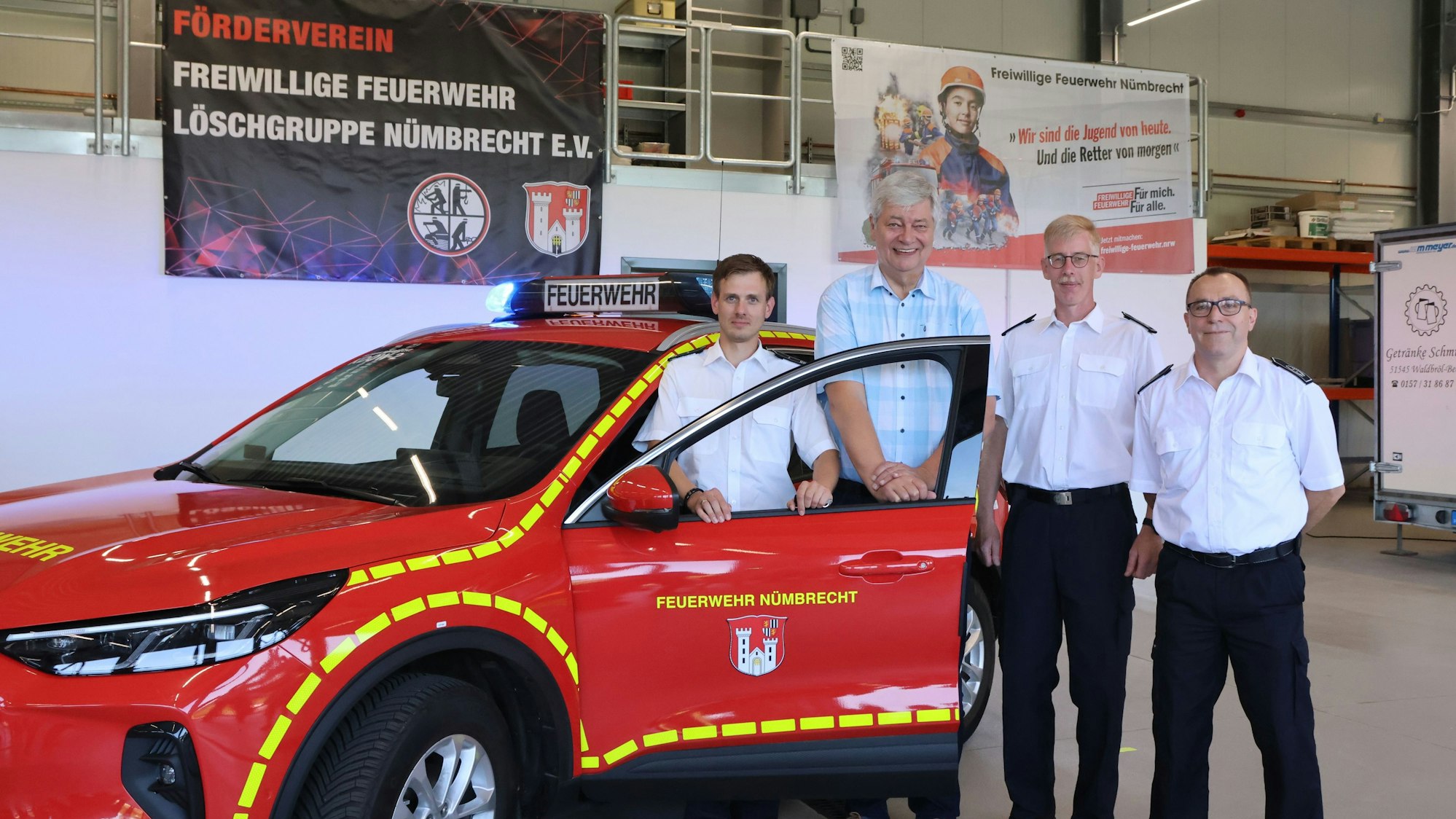 Zur neuen Wache gab's ein neues Fahrzeug dazu: Den neuen Wagen für die Führungsebene überreichte Bürgermeister Hilko Redenius (Zweiter von links) an Nils Neumann (von links, Sascha Polke und Michael Schlößer.