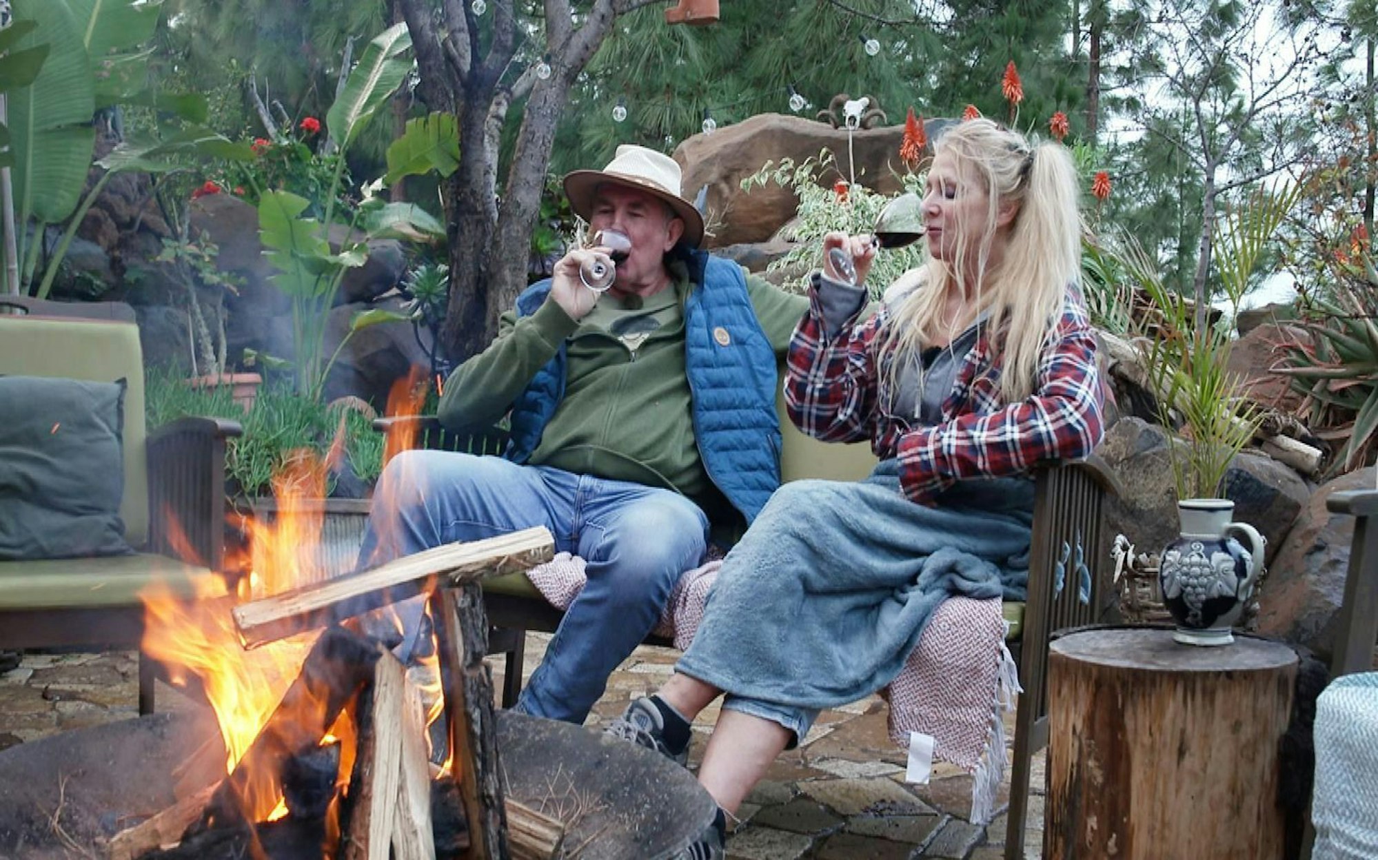 Roger beim Lagerfeuer mit Berlinerin Sophia. (Bild: RTL)