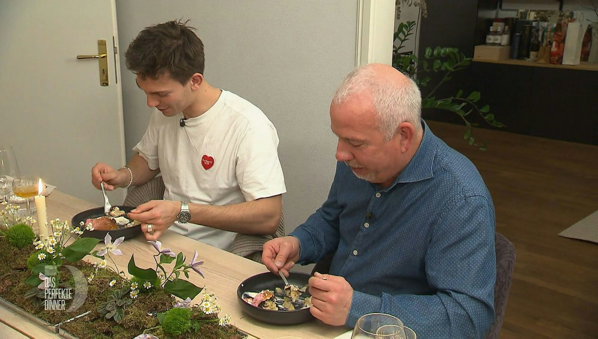 Heiko (rechts) und Freddy probieren die erste „Buchtel“ ihres Lebens. (Bild: RTL)