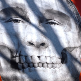 Eine Illustration, die Kremlchef Wladimir Putin als Totenkopf zeigt, hängt im März 2022 an einem Museum im lettischen Riga. (Archivbild)