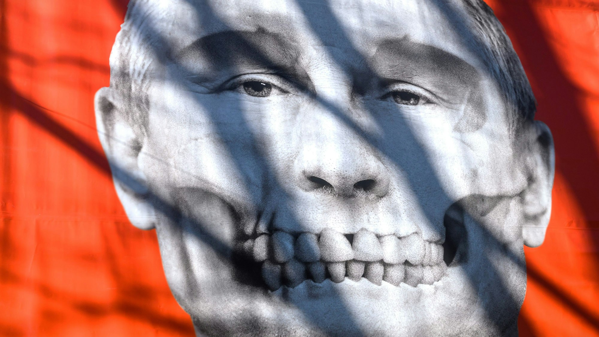 Eine Illustration, die Kremlchef Wladimir Putin als Totenkopf zeigt, hängt im März 2022 an einem Museum im lettischen Riga. (Archivbild)