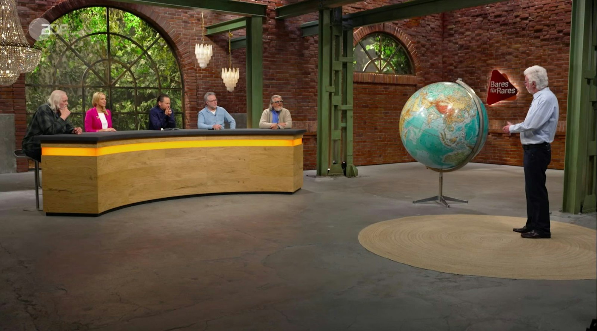 „Wo stand denn so ein Riesenteil?“, wollte auch die restliche Händlerrunde unbedingt erfahren, als der Verkäufer den Raum betrat. (Bild: ZDF)
