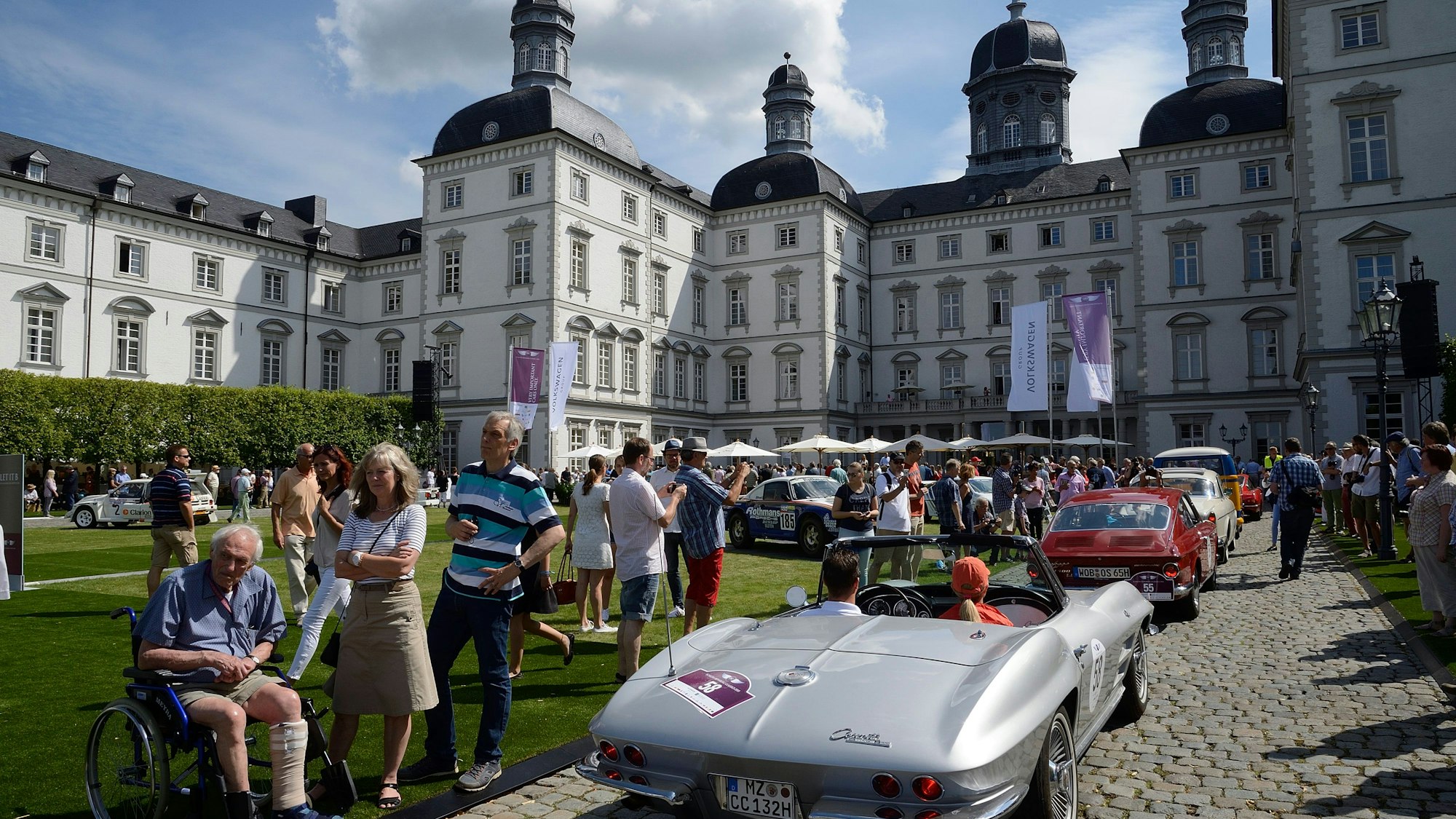Das Foto zeigt Oldtimer der Schloss Bensberg Classica, 2015