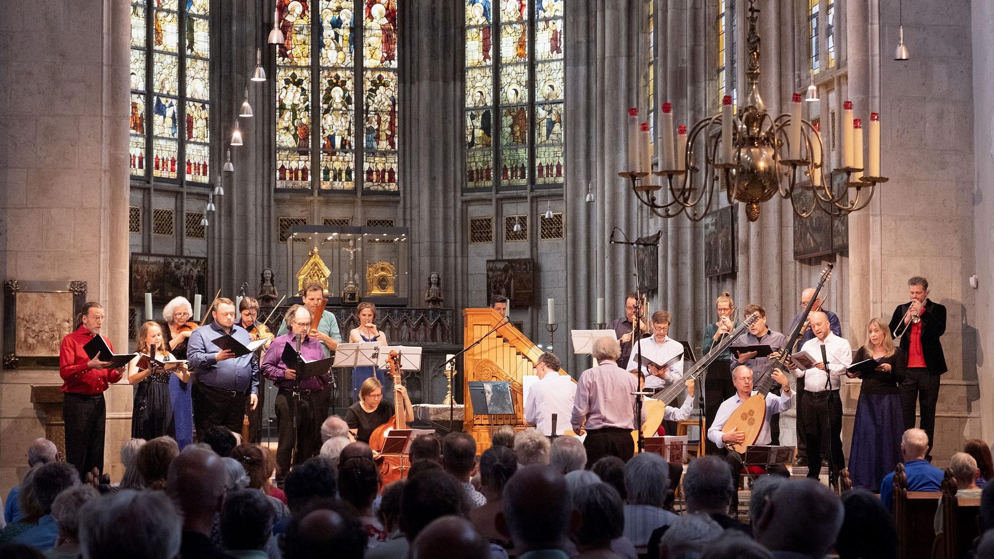 Musikerinnen und Musiker stehen im Chor der Ursulakirche