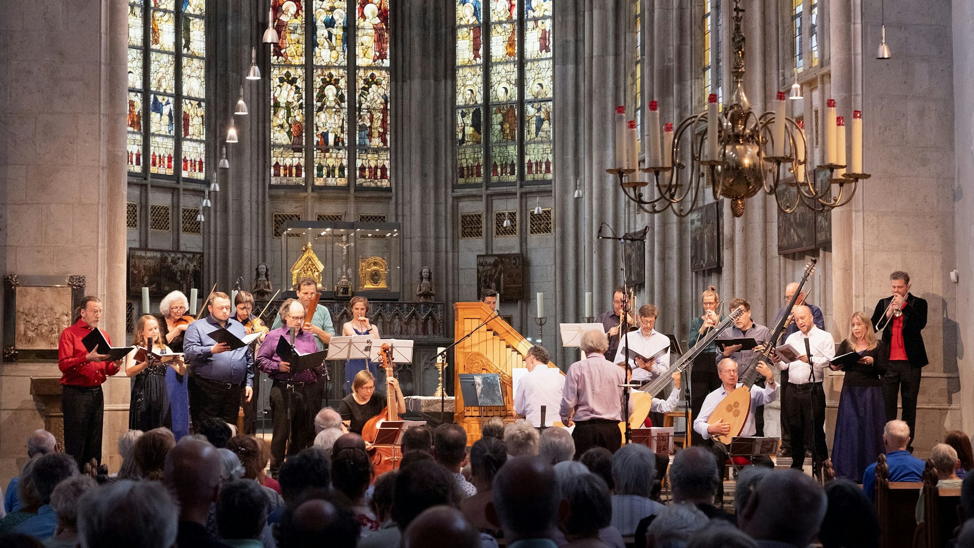Musikerinnen und Musiker stehen im Chor der Ursulakirche