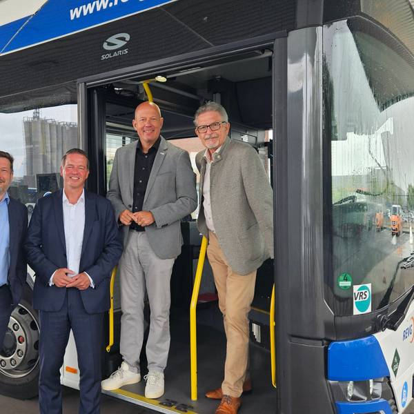 Zu sehen sind REVG-Geschäftsführer Martin Gawrisch, Aufsichtsratsvorsitzender Gregor Golland, Landrat Frank Rock und Geschäftsführer Walter Reinarz vor einem Bus.