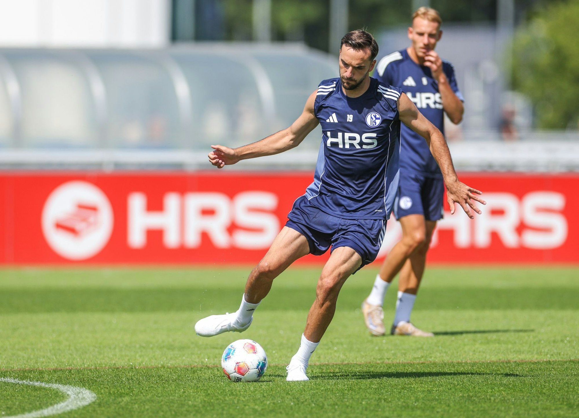 Beim Trainingsauftakt noch dabei: Schalkes nun verletzter Kapitän Kenan Karaman.