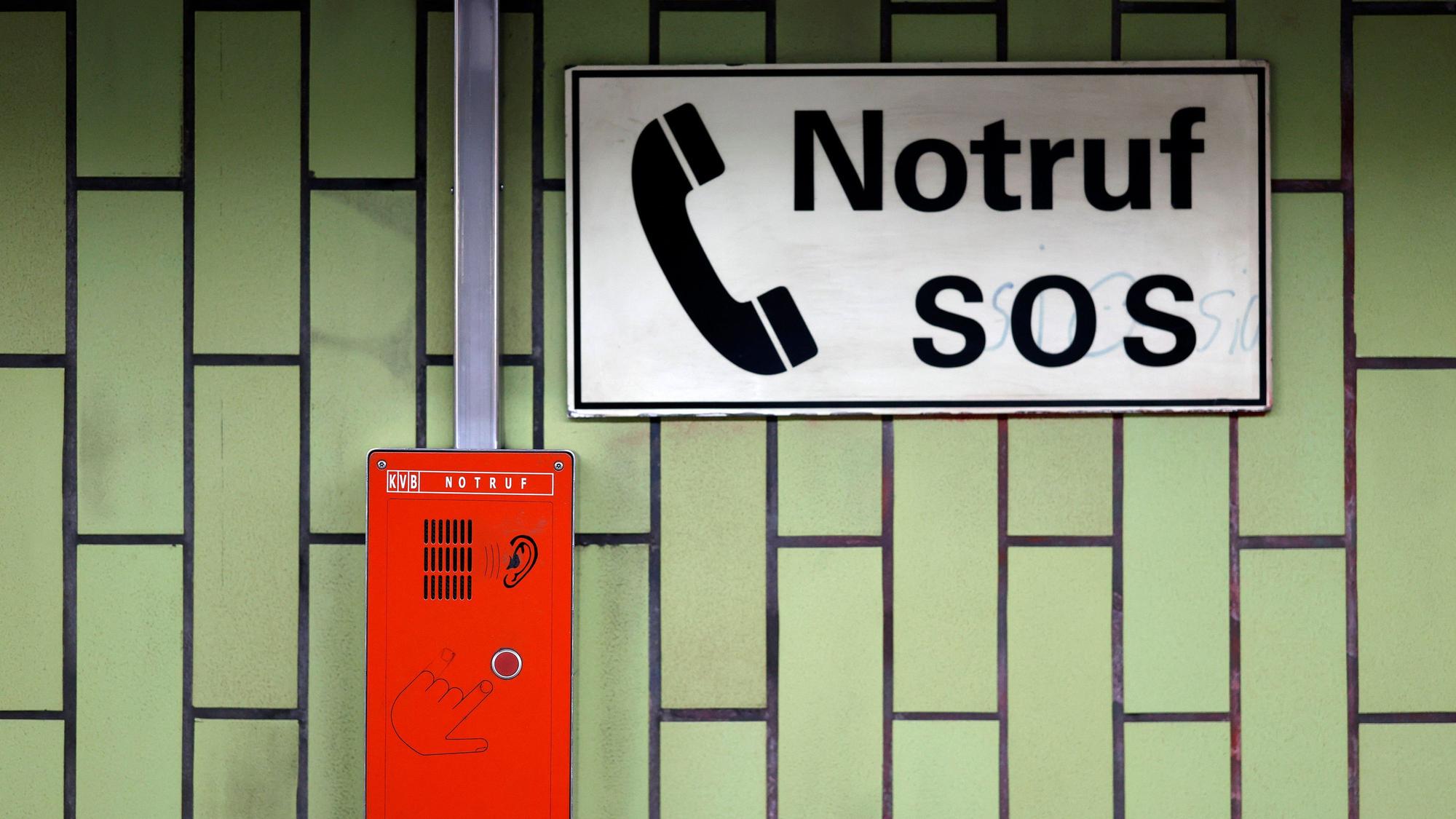 An der KVB-Haltestelle Reichenspergerplatz in Köln können Fahrgäste an den roten Sprechkästen der U-Bahn auf Knopfdruck einen Notruf absetzen. (Archivbild)