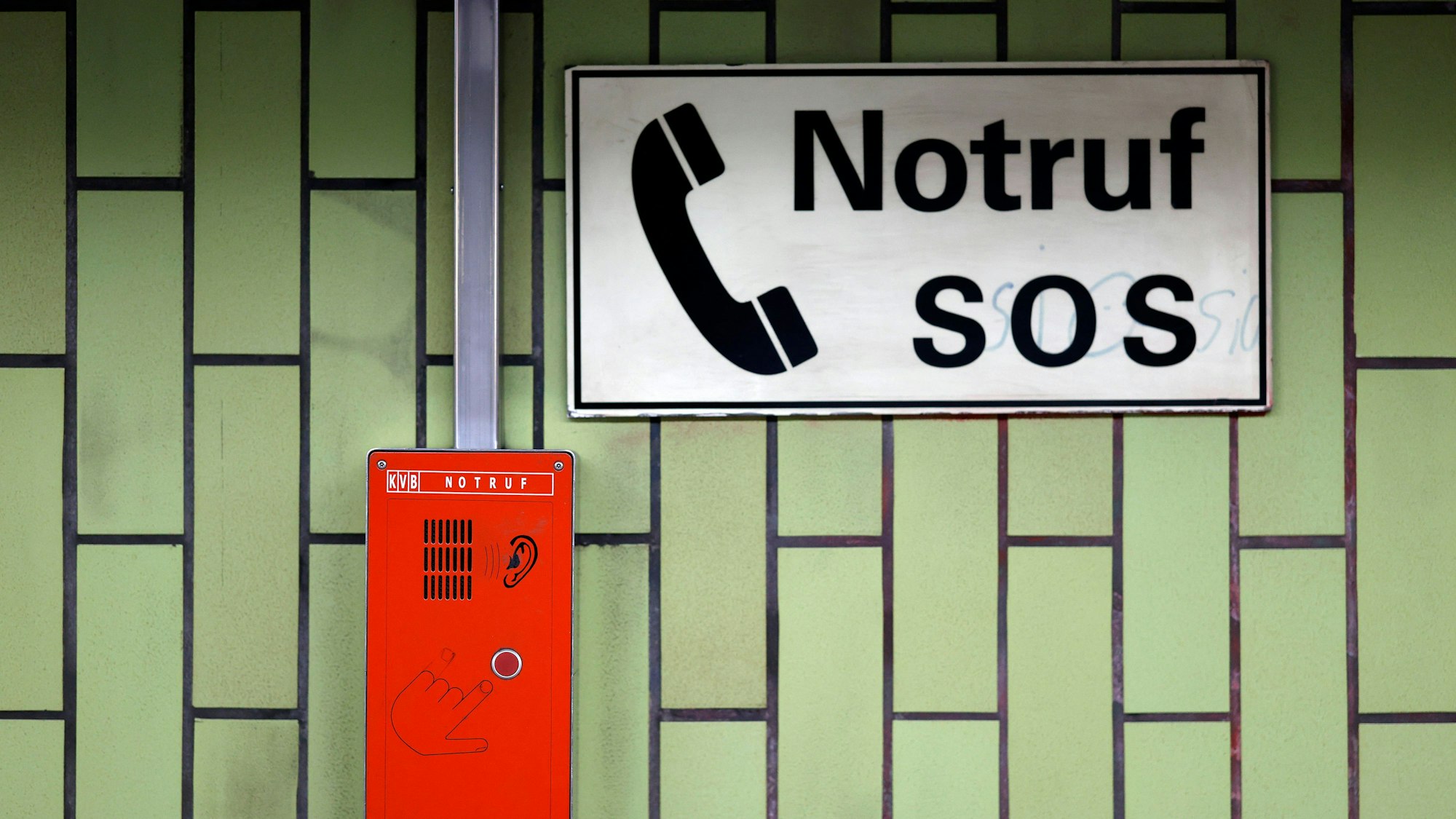 An der KVB-Haltestelle Reichenspergerplatz in Köln können Fahrgäste an den roten Sprechkästen der U-Bahn auf Knopfdruck einen Notruf absetzen. (Archivbild)