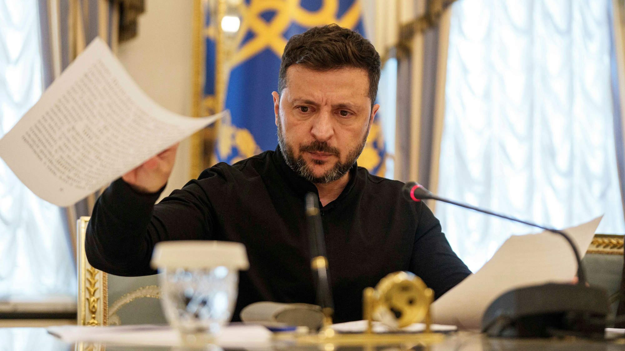ARCHIV - 04.06.2025, Ukraine, Kiew: Wolodymyr Selenskyj, Präsident der Ukraine, spricht zu Journalisten während einer Pressekonferenz. (zu dpa: «Selenskyj ernennt neuen Generalstaatsanwalt für Ukraine») Foto: Evgeniy Maloletka/AP/dpa +++ dpa-Bildfunk +++