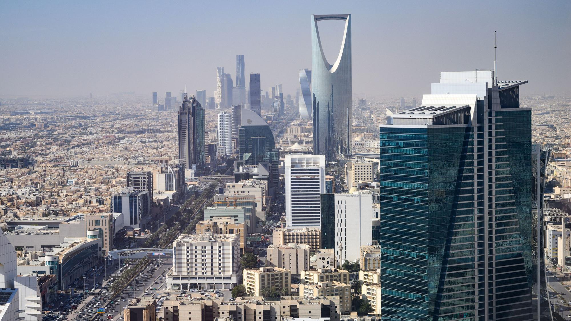 ARCHIV - 03.02.2025, Saudi-Arabien, Riad: Blick von der Terrasse des Al Faisaliah Towers auf die Innenstadt von Riad. Die saudi-arabische Hauptstadt Riad ist mit rund 7,7 Mio. Einwohnerinnen und Einwohnern eine der größten und am schnellsten wachsenden Metropolen im Nahen Osten. (zu dpa: «Sorge und Kritik: Arabische Welt zum Kriegseintritt der USA») Foto: Bernd von Jutrczenka/dpa +++ dpa-Bildfunk +++