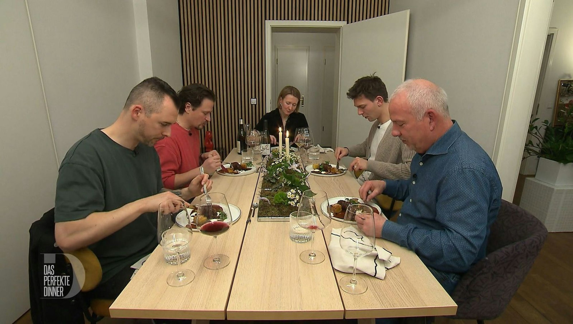 Rinderroulade à la Oberösterreich: Theresas Männerrunde genießt und schweigt. (Bild: RTL)
