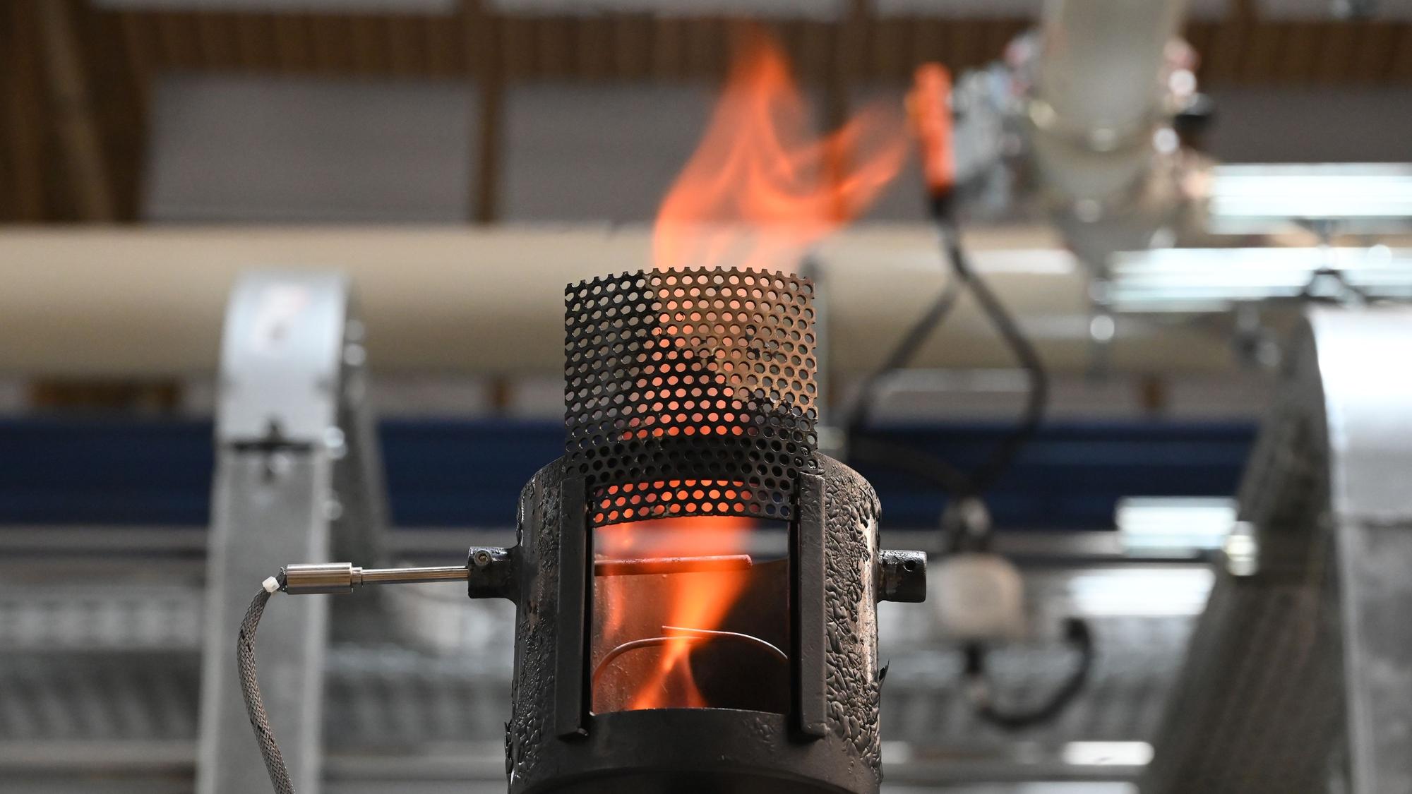 Mit einer Flamme wird in einer Produktionsstätte der Firma Schoeller in Hellenthal überschüssiger Wasserstoff abgefackelt.