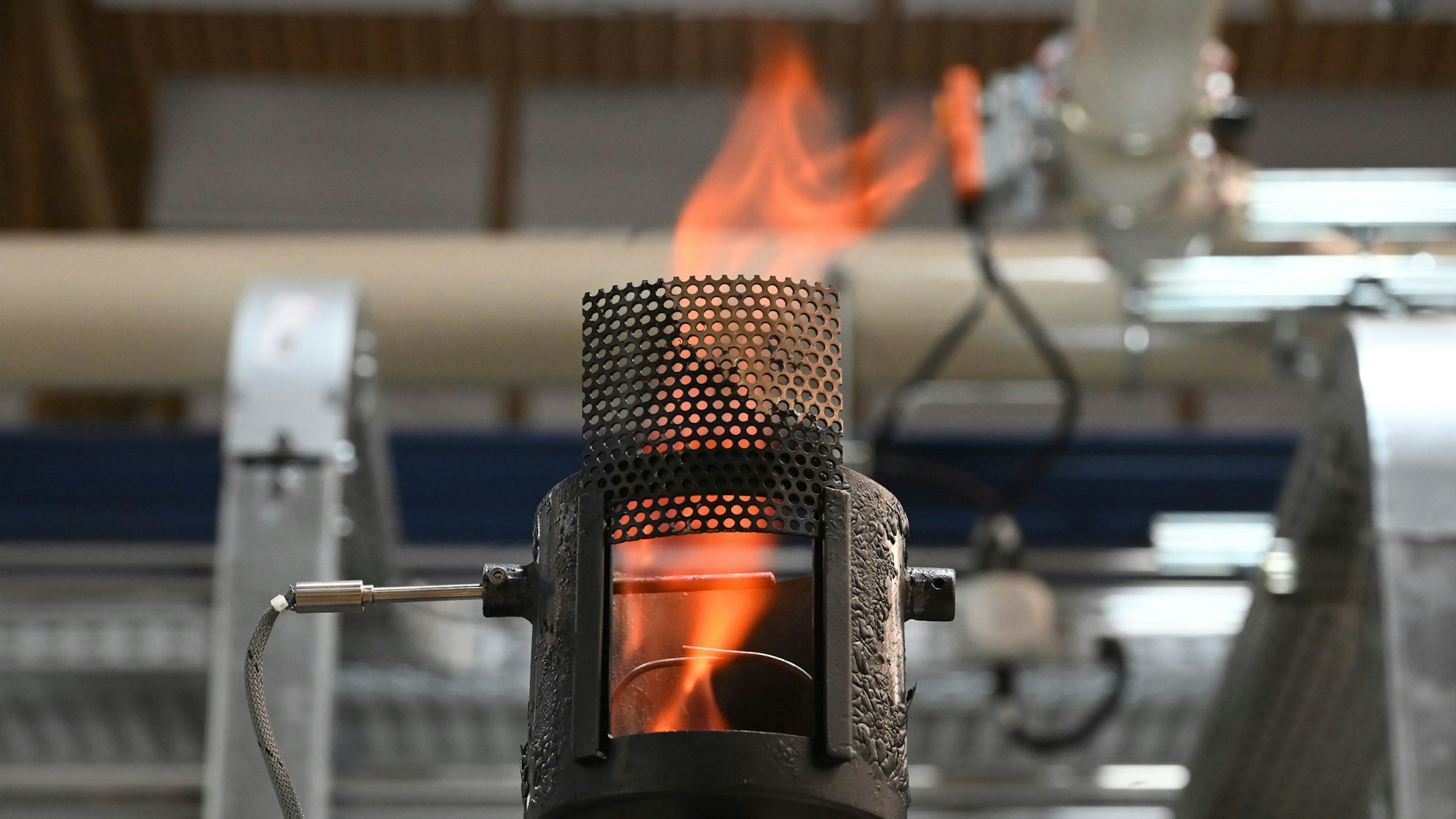 Mit einer Flamme wird in einer Produktionsstätte der Firma Schoeller in Hellenthal überschüssiger Wasserstoff abgefackelt.