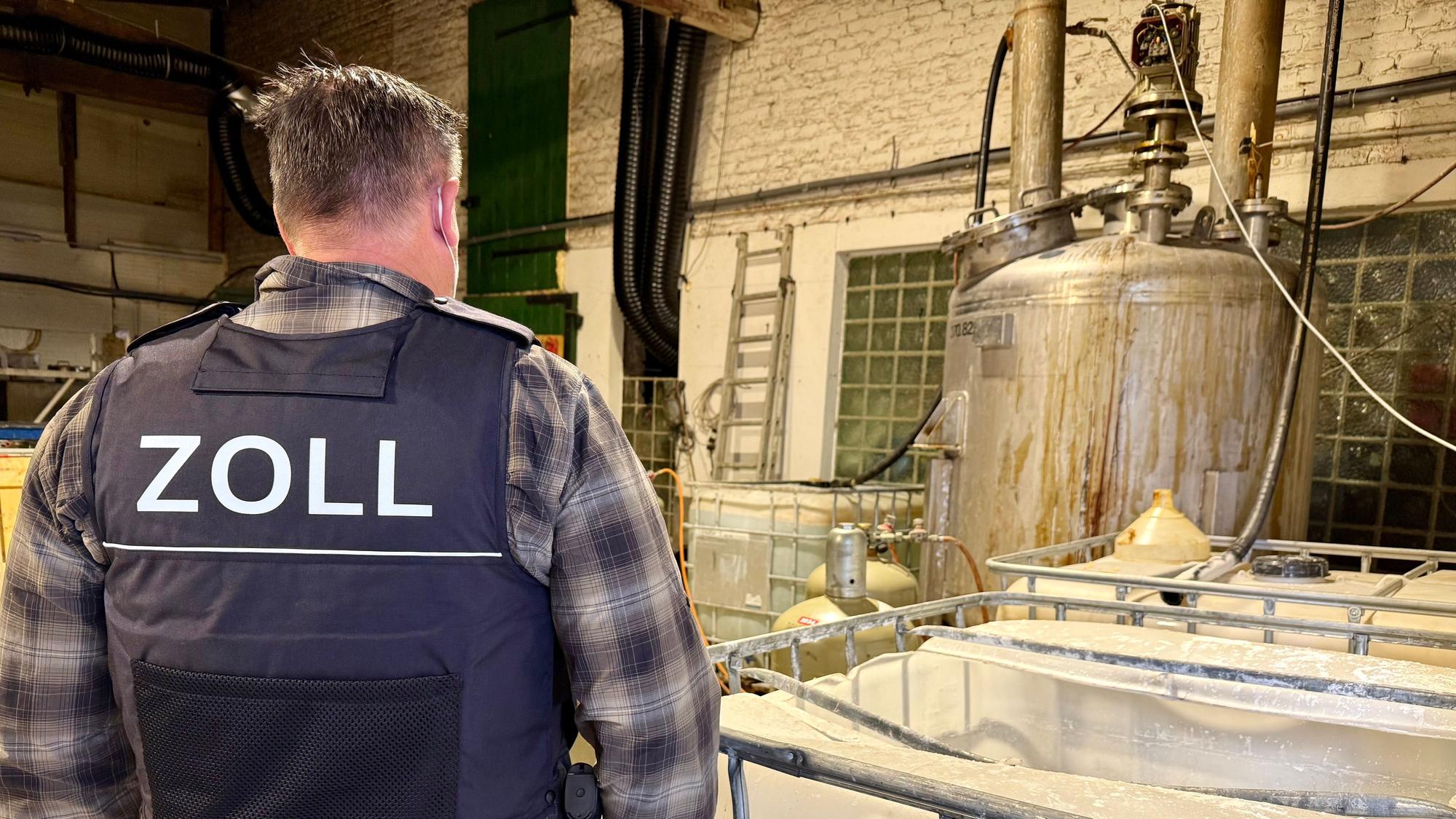 Ein Zollbeamter steht in einem Drogenlabor.