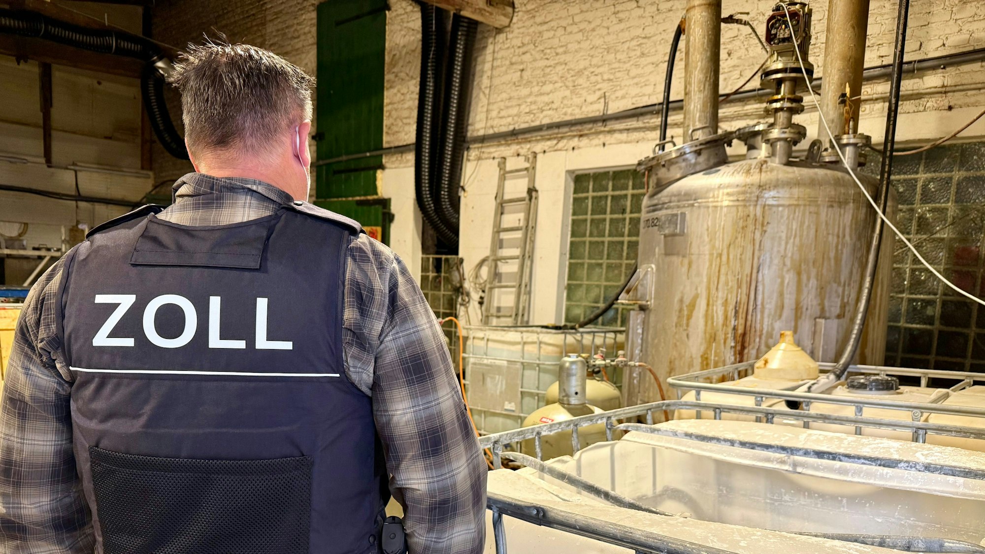 Ein Zollbeamter steht in einem Drogenlabor.