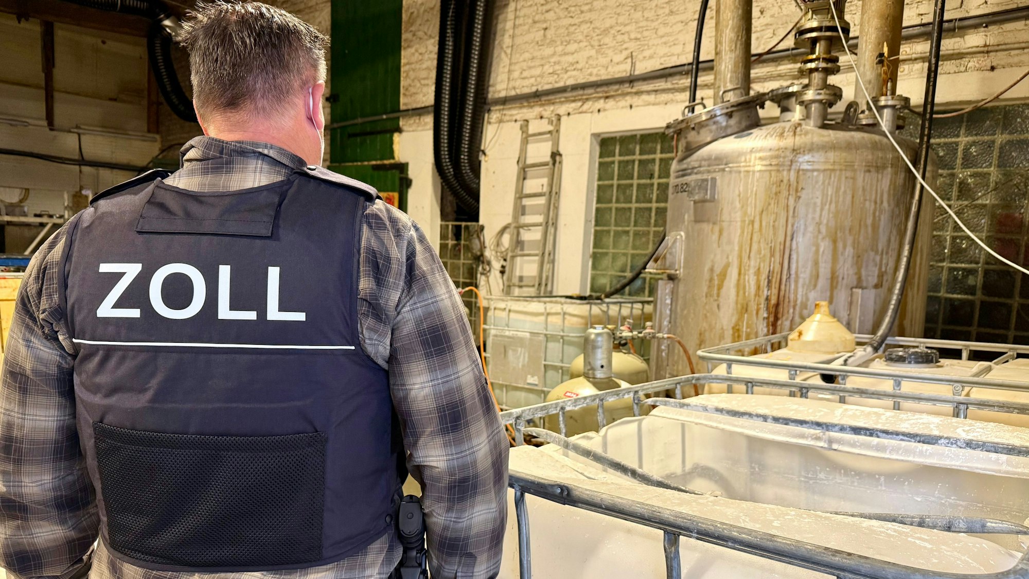 Das Bild zeigt einen Zollbeamten im beschlagnahmten Drogenlabor in Kerpen.