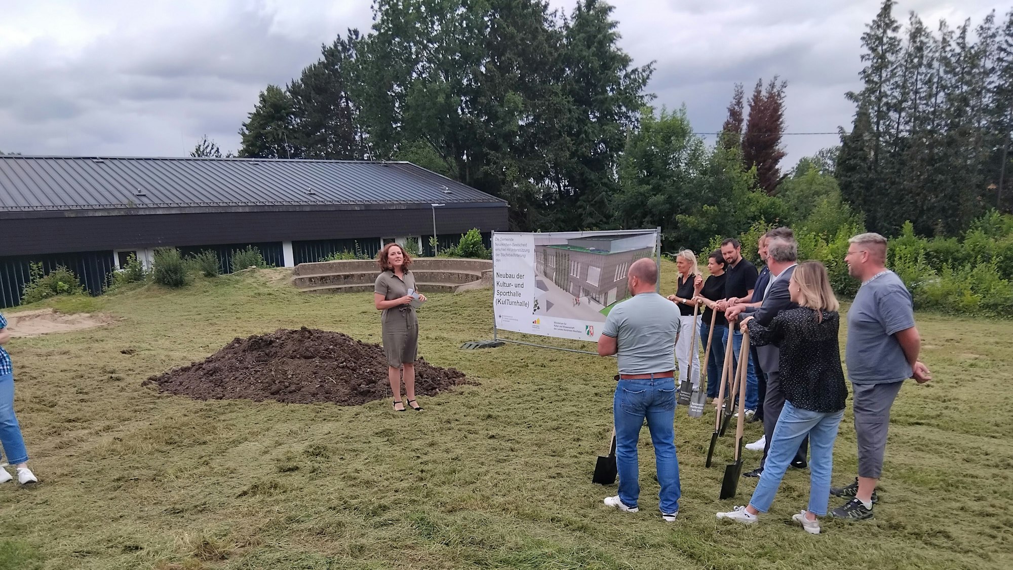 Auf diesem Grundstück an der Grundschule soll die Halle in rund zwei Jahren eröffnet werden, sagte Bürgermeisterin Nicole Berka (l.).