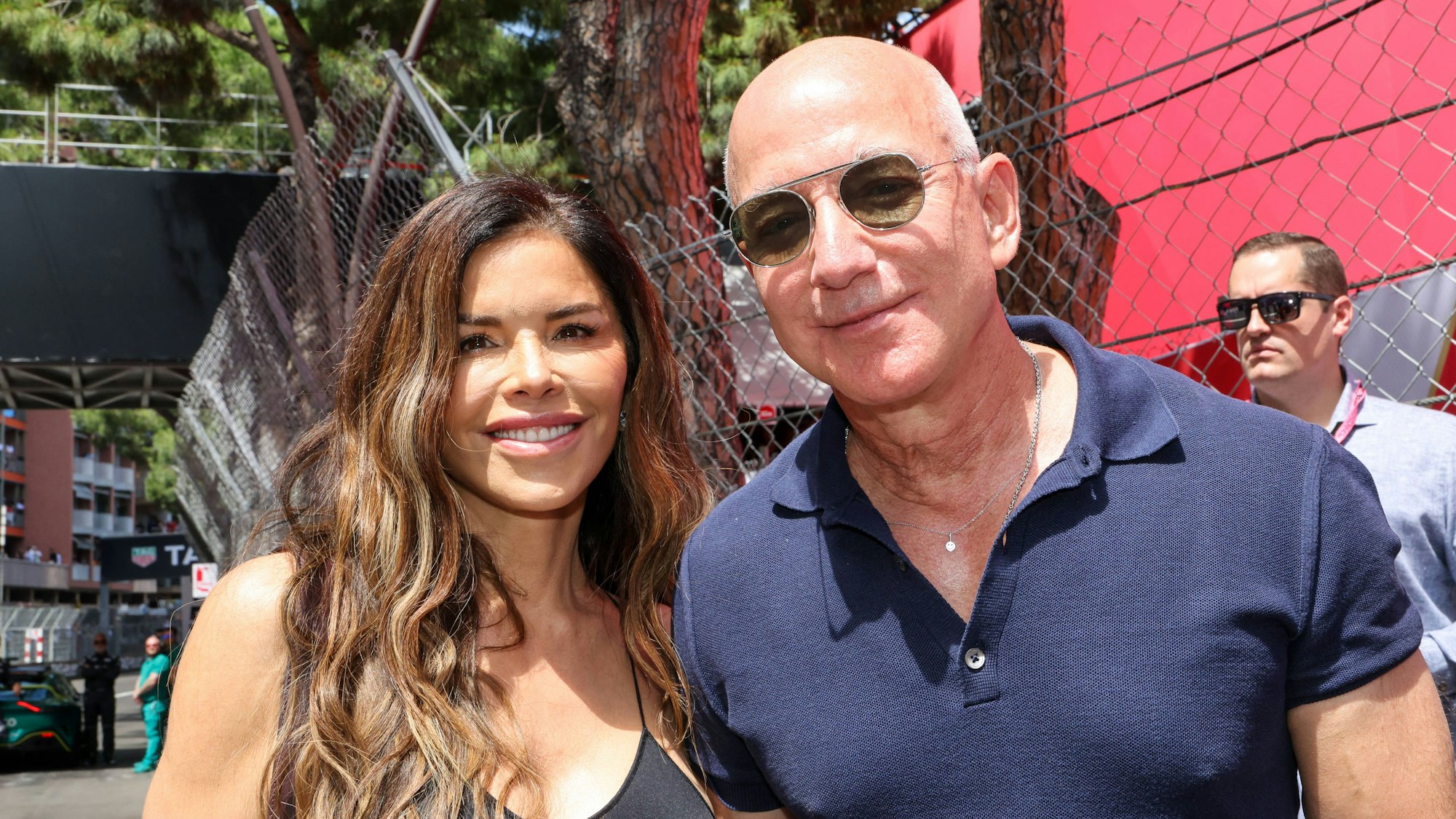 Lauren Sánchez und Jeff Bezos posieren für Fotografen.