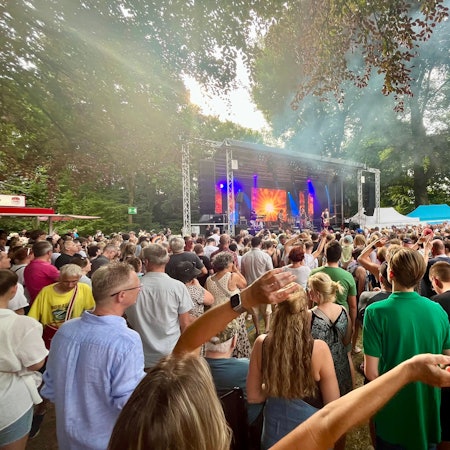 Brings auf der Bühne vor tausenden Zuschauern