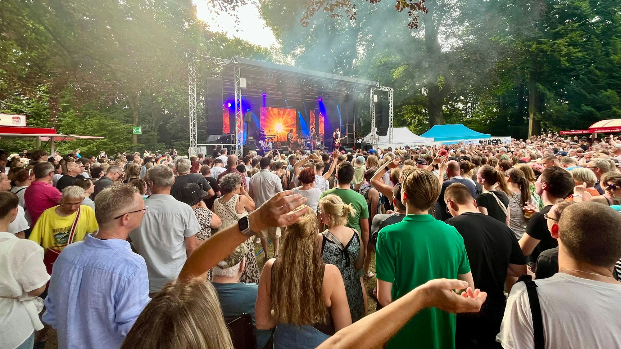 Brings auf der Bühne vor tausenden Zuschauern