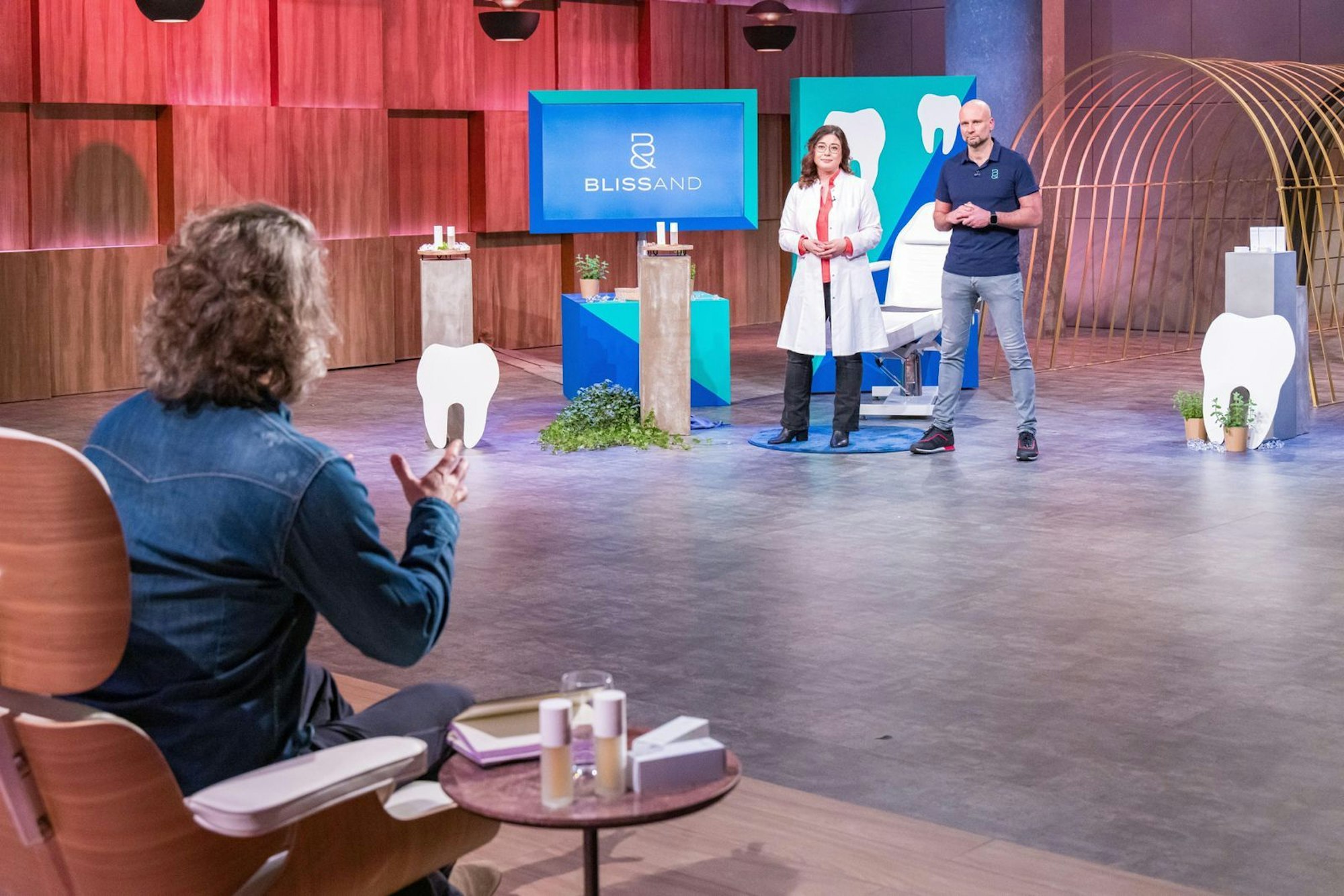 Das Mundgel „BLISSAND“ von Dr. Dana Adyani-Fard und Dr. Thomas Greussing löst ein Löwen-Duell aus. (Bild: RTL / Bernd-Michael Maurer)