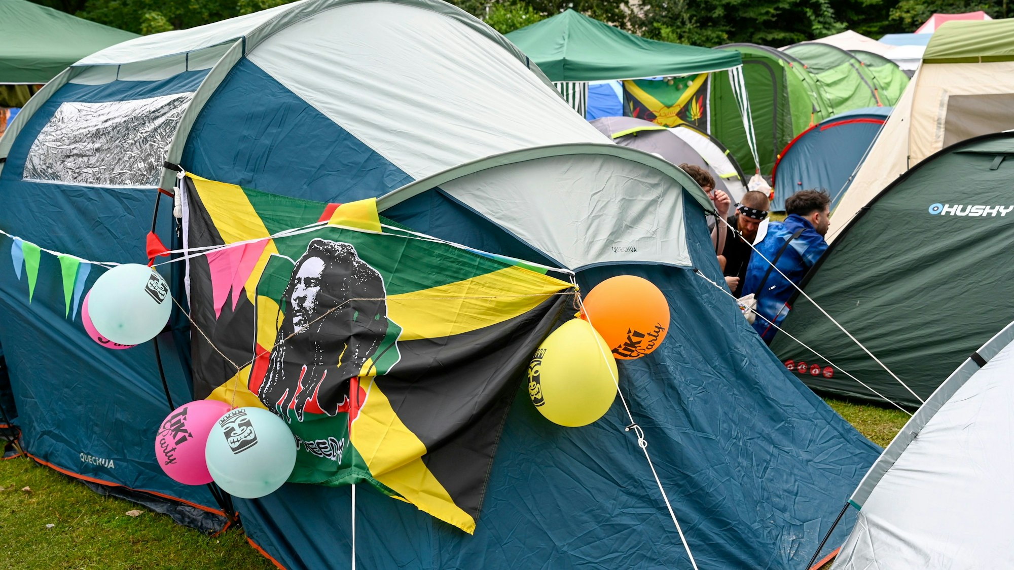 06.07.2024, Köln: Es wird auf engstem Raum gezeltet. Das Musifestival Summerjam findet am Fühlinger See statt. Foto: Uwe Weiser