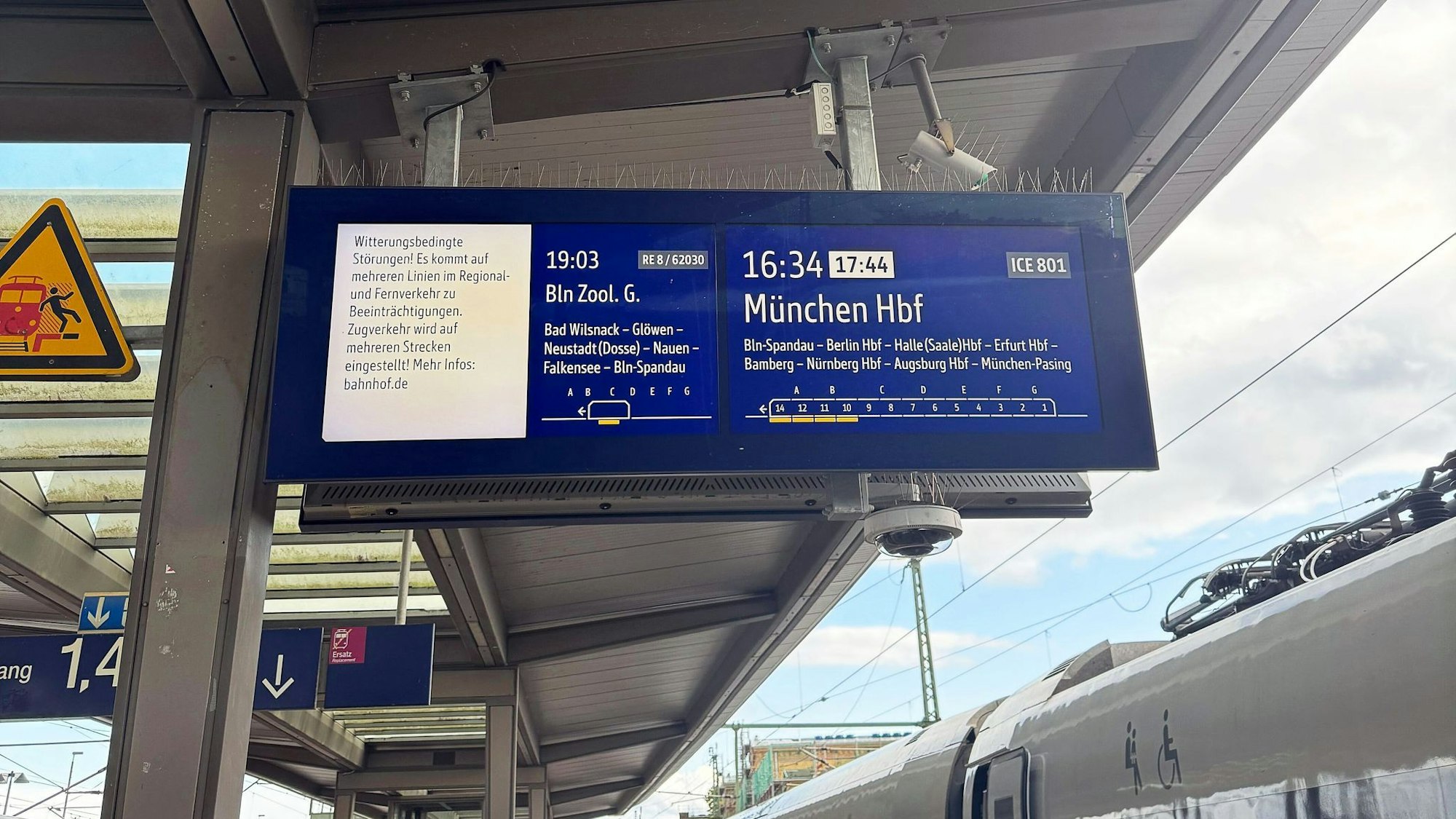 Die Bahn sperrte die wichtige Zugstrecke zwischen Berlin und Hamburg.