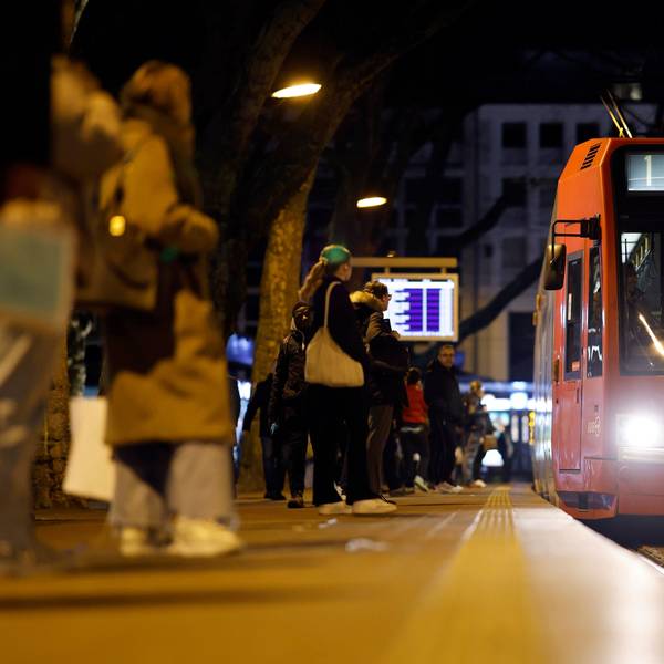An der Haltestelle Neumarkt steigen Fahrgäste in eine einfahrende KVB-Bahn. (Archivbild)