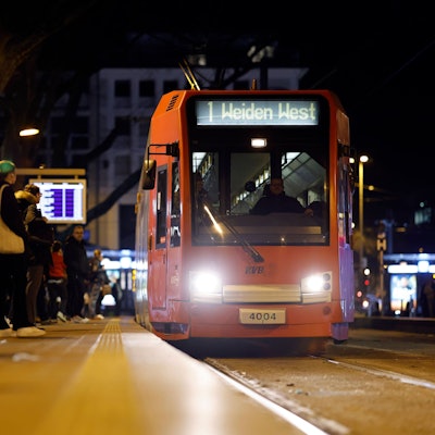 An der Haltestelle Neumarkt steigen Fahrgäste in eine einfahrende KVB-Bahn. (Archivbild)