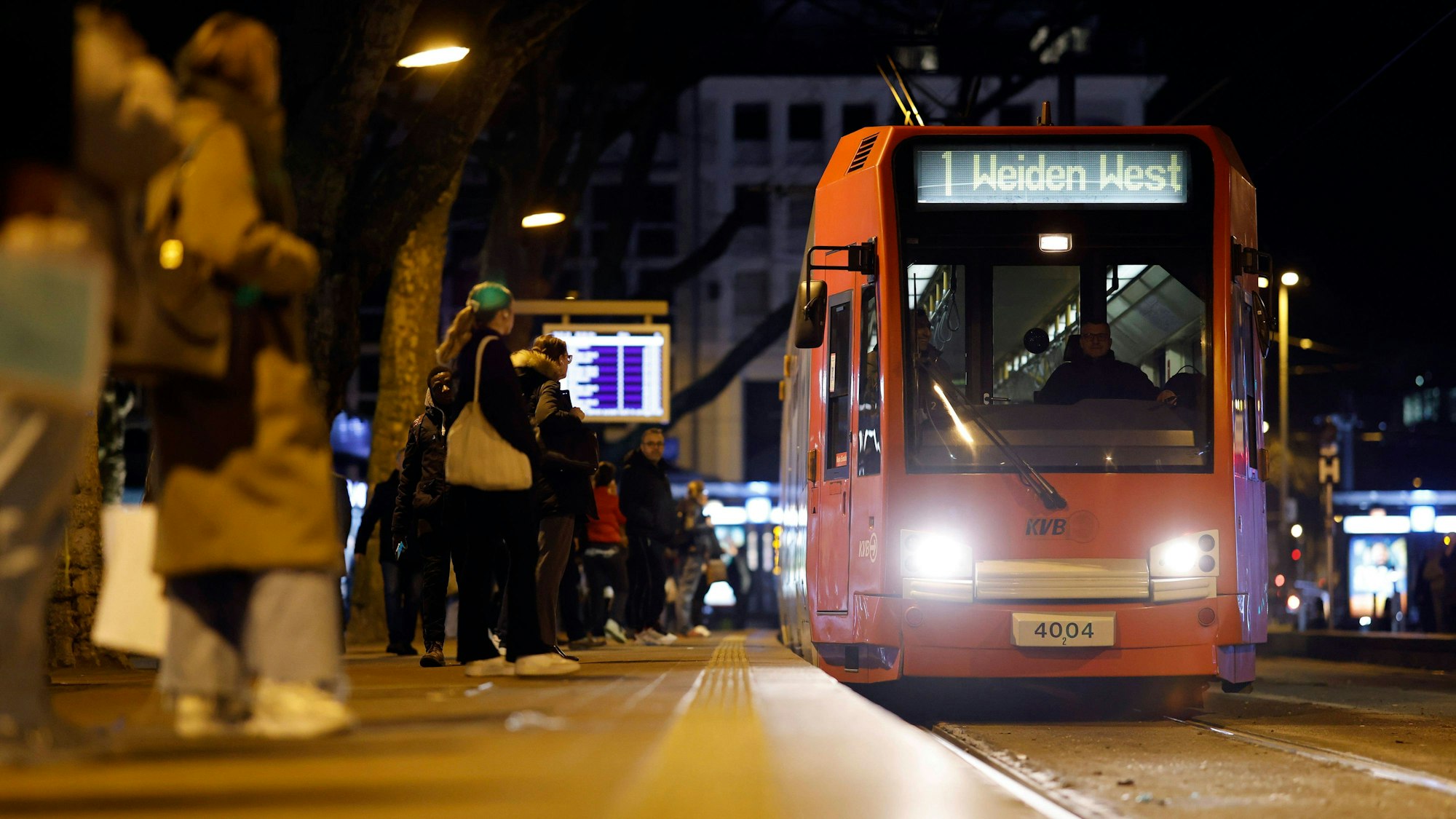 An der Haltestelle Neumarkt steigen Fahrgäste in eine einfahrende KVB-Bahn. (Archivbild)