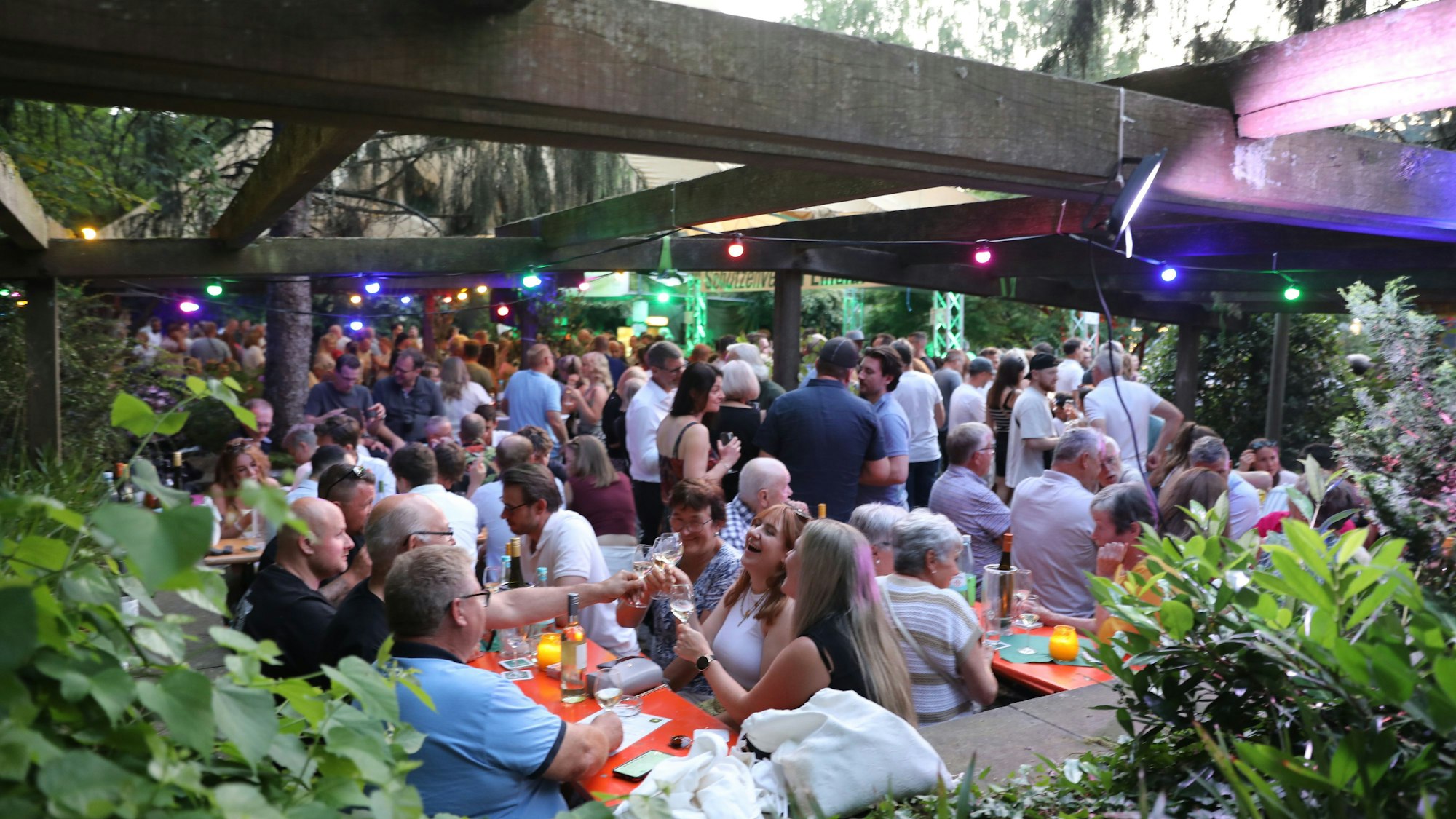 Der Rosengarten war am Samstag und Sonntag eine große Wirtschaft. Für ihr Fest hatten die Schützen vorab eine Weinverköstigung gemacht, um ihrem Besuch auch Neues anbieten zu können.