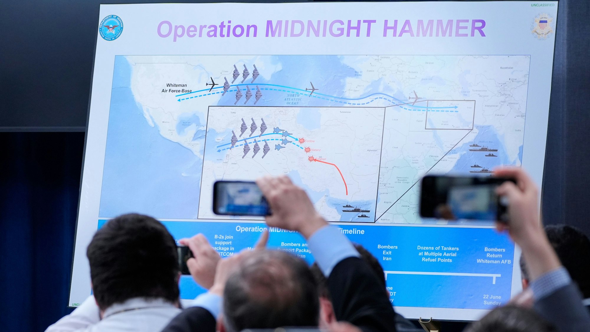 22.06.2025, USA, Washington: Reporter fotografieren eine Grafik mit der Überschrift «Operation Midnight Hammer», während US-Verteidigungsminister Hegseth und Generalstabschef Caine eine Pressekonferenz im Pentagon zu den US-Angriffen auf Atomanlagen im Iran geben. Foto: Alex Brandon/AP/dpa +++ dpa-Bildfunk +++
