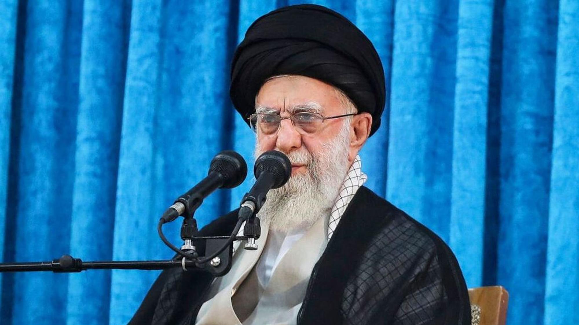 Der oberste iranische Führer Ajatollah Ali Chamenei bei einer Zeremonie anlässlich des Todestages des verstorbenen Revolutionsgründers Ajatollah Chomeini. (Archivbild)