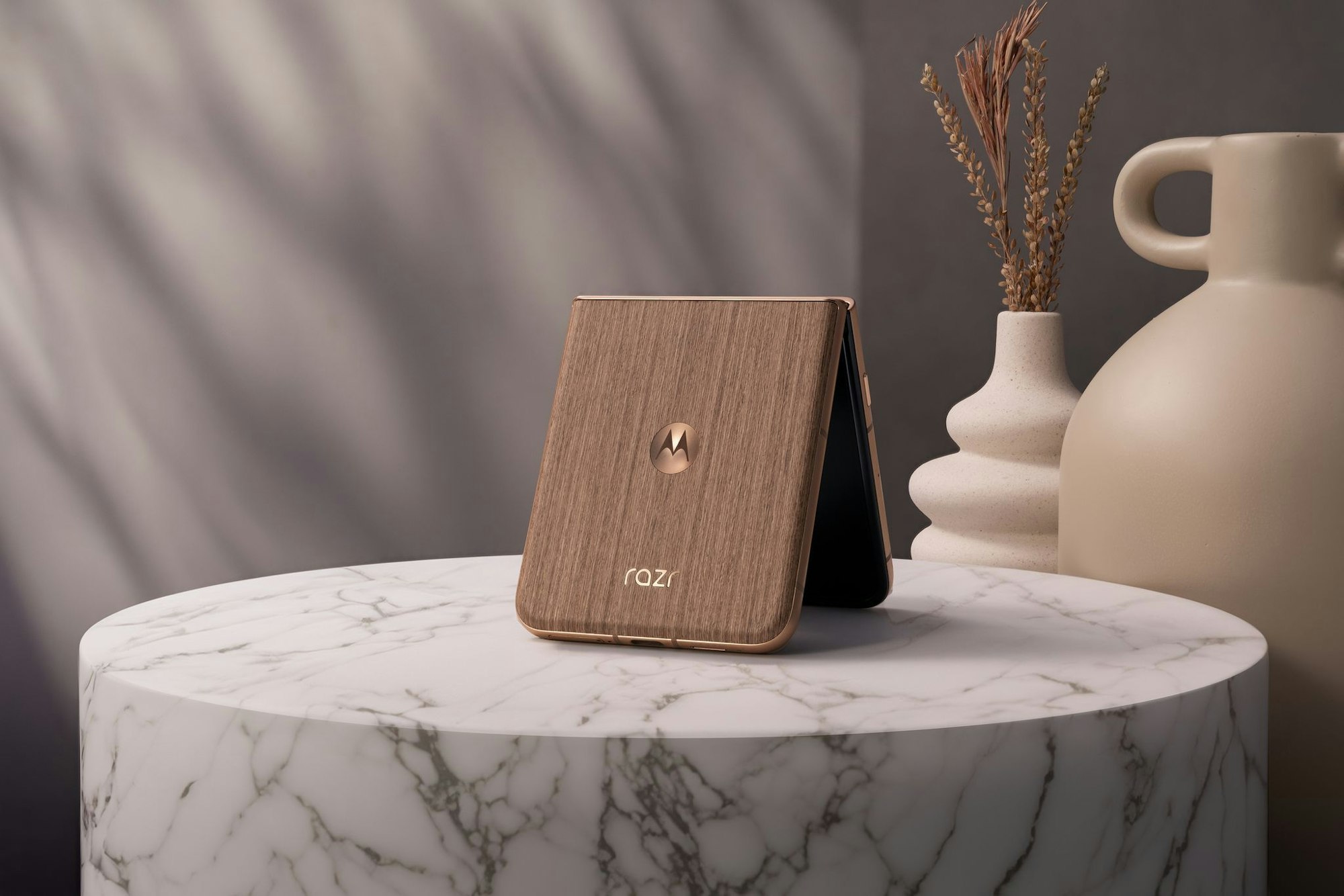 Nie wieder Fingerabdrücke: Die Rückseite des Razr 60 Ultra besteht bei der Modellvariante «Mountain Trail» tatsächlich aus Holz.