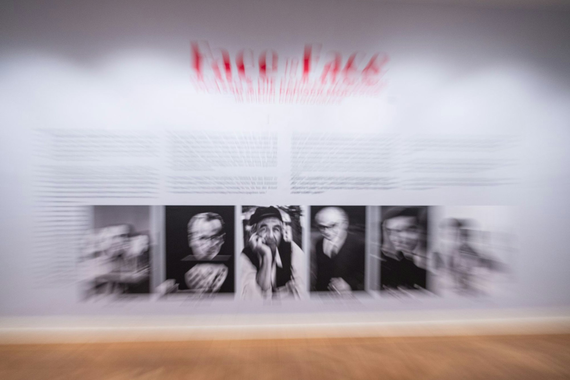 Eine Wand zeigt die Künstler und Fotografen in der Ausstellung: «Face to Face - Picasso und die Pariser Moderne im Spiegel der Fotografie» im Kunstmuseum Pablo Picasso in Münster.