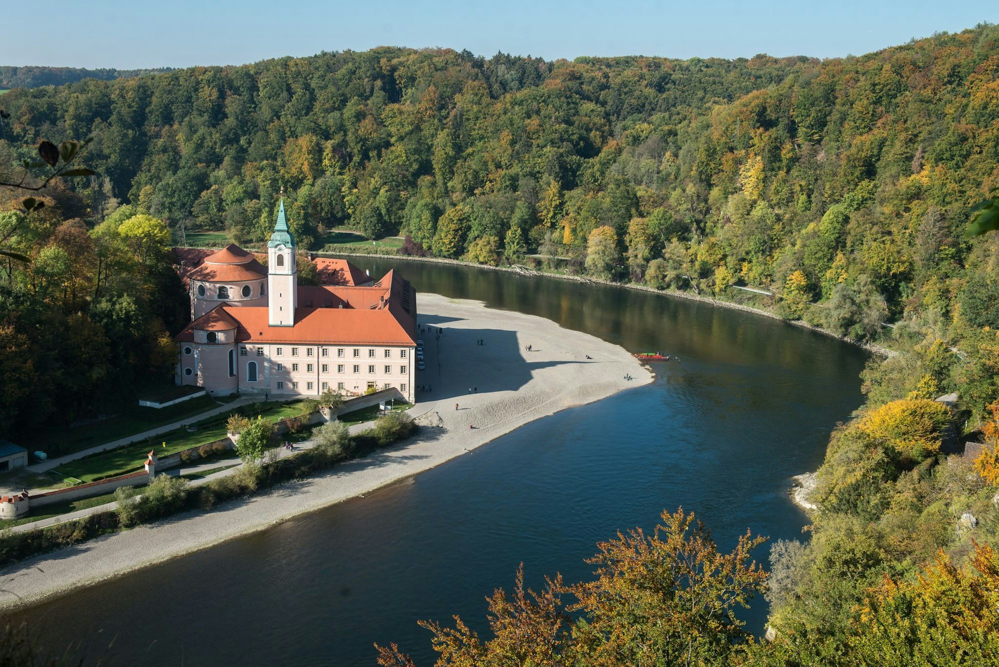 Kloster Weltenburg: Hier kann man im Biergarten Frischgezapftes nach tausend Jahre altem Traditionsrezept genießen.