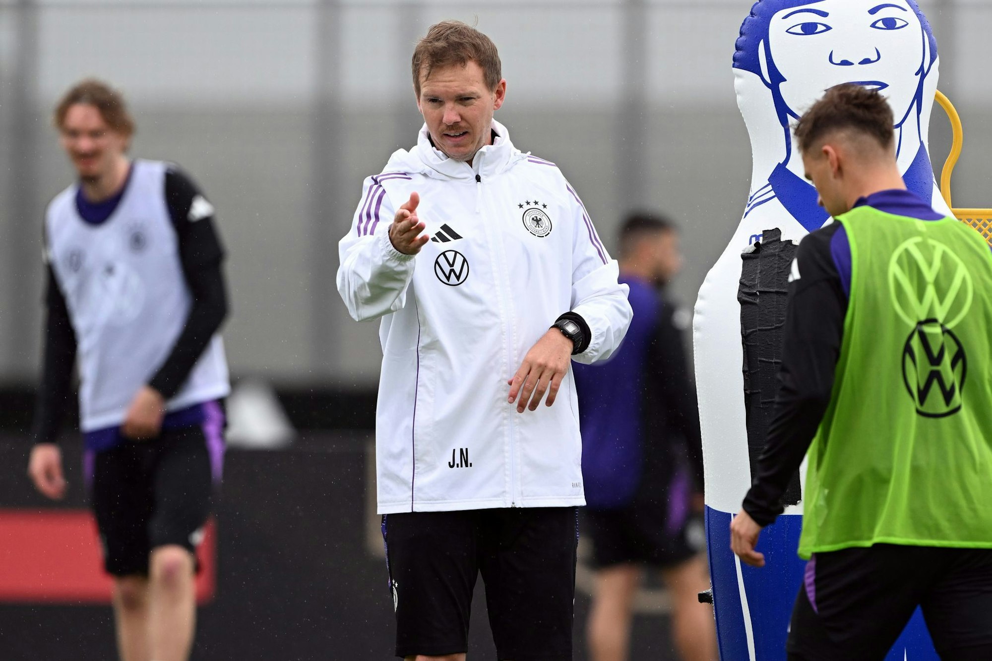 Woltemade (l. hinten) trainierte und spielte schon unter Nagelsmann.