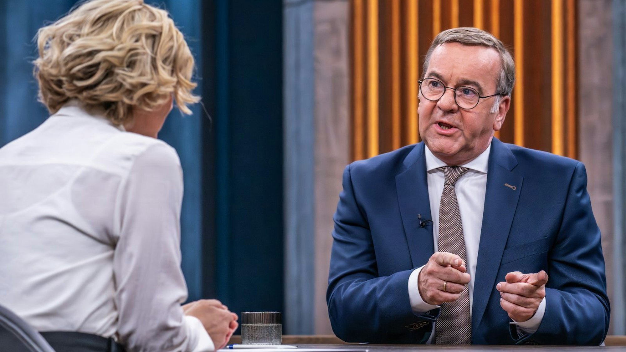 Bundesverteidigungsminister Boris Pistorius (SPD) schließt eine Wiedereinführung der Wehrpflicht innerhalb der nächsten vier Jahre nicht aus. (Bild: ARD/Claudius Pflug)