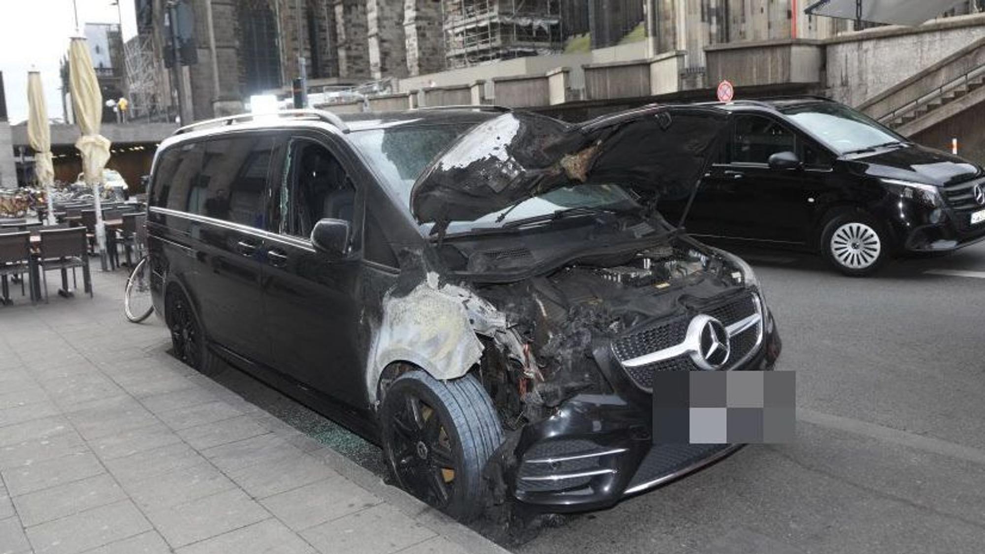23.06.2025, Köln: Zwei Vans brannten in der Nacht zum Montag in der Innenstadt fast vollständig aus. Ein Van einer Sicherheitsfirma, die sich auf Personenschutz spezialisiert hat, stand am Eingang des Hotel Excelsior. Der zweite Van von einer Autovermietung in Höhe des Seiteneingangs der Deutschen Bank An den Dominikanern. Die Brände waren beide gegen 3.10 Uhr gemeldet worden. Foto: Arton Krasniqi