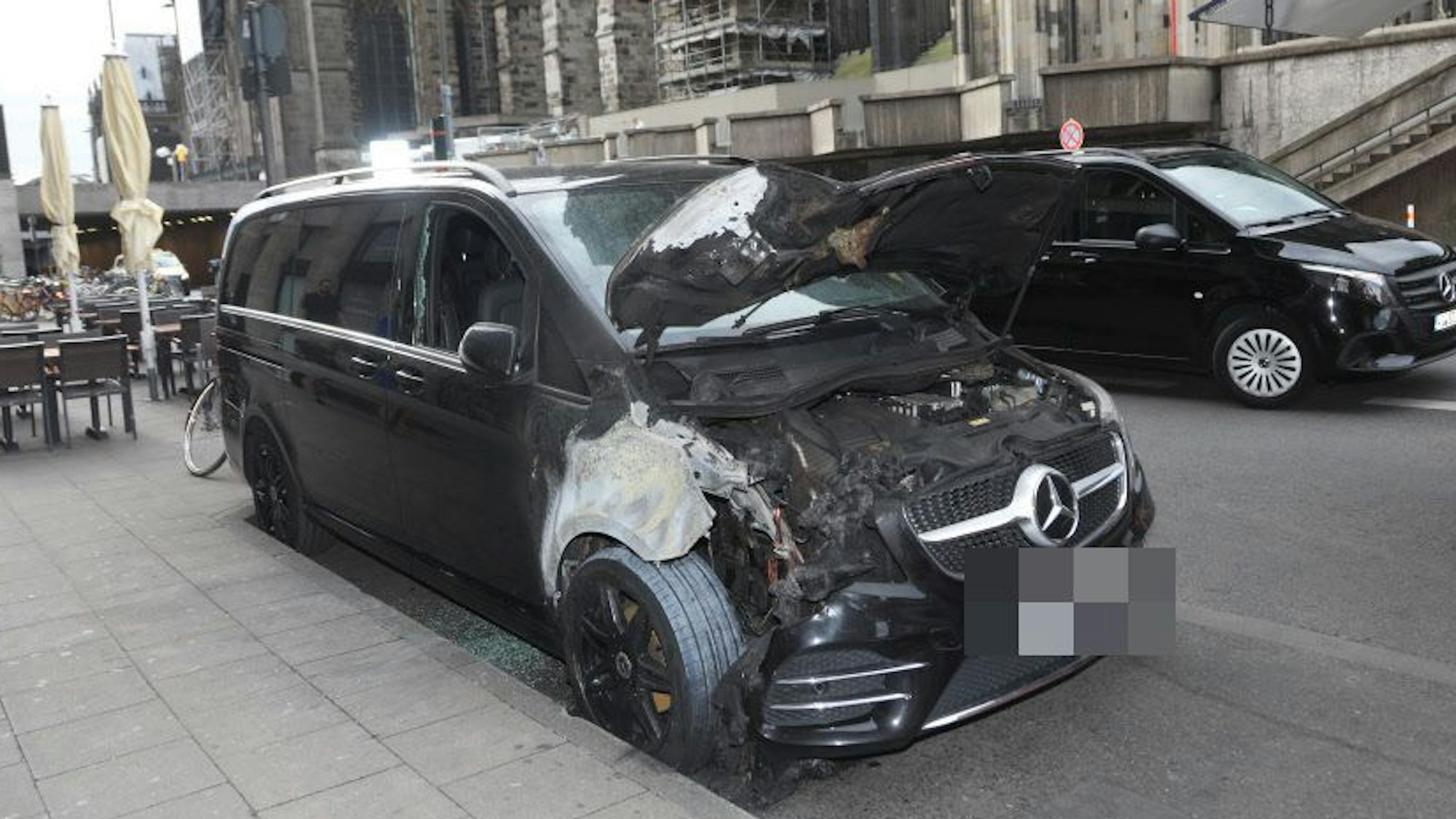 23.06.2025, Köln: Zwei Vans brannten in der Nacht zum Montag in der Innenstadt fast vollständig aus. Ein Van einer Sicherheitsfirma, die sich auf Personenschutz spezialisiert hat, stand am Eingang des Hotel Excelsior. Der zweite Van von einer Autovermietung in Höhe des Seiteneingangs der Deutschen Bank An den Dominikanern. Die Brände waren beide gegen 3.10 Uhr gemeldet worden. Foto: Arton Krasniqi