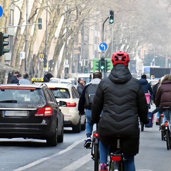 Radfahrer auf dem Kölner Hohenzollernring