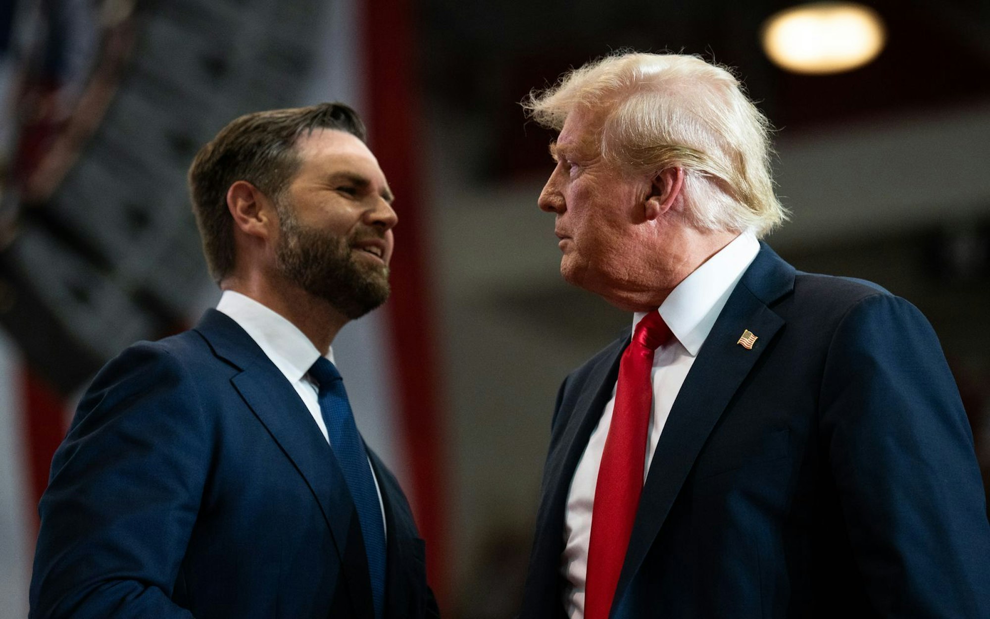 Mächtige Allianz zweier radikaler Politiker: US-Vizepräsident J.D. Vance (links) und US-Präsident Donald Trump. (Bild: 2024 Getty Images/Stephen Maturen)