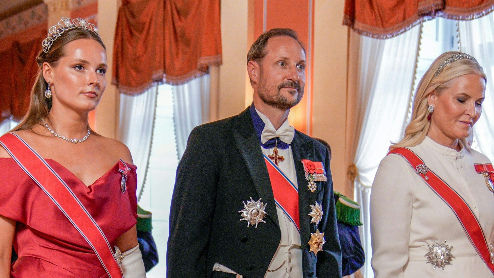 Prinzessin Ingrid Alexandra, Kronprinz Haakon und Kronprinzessin Mette-Marit auf dem Weg zum Galadinner im Palast.