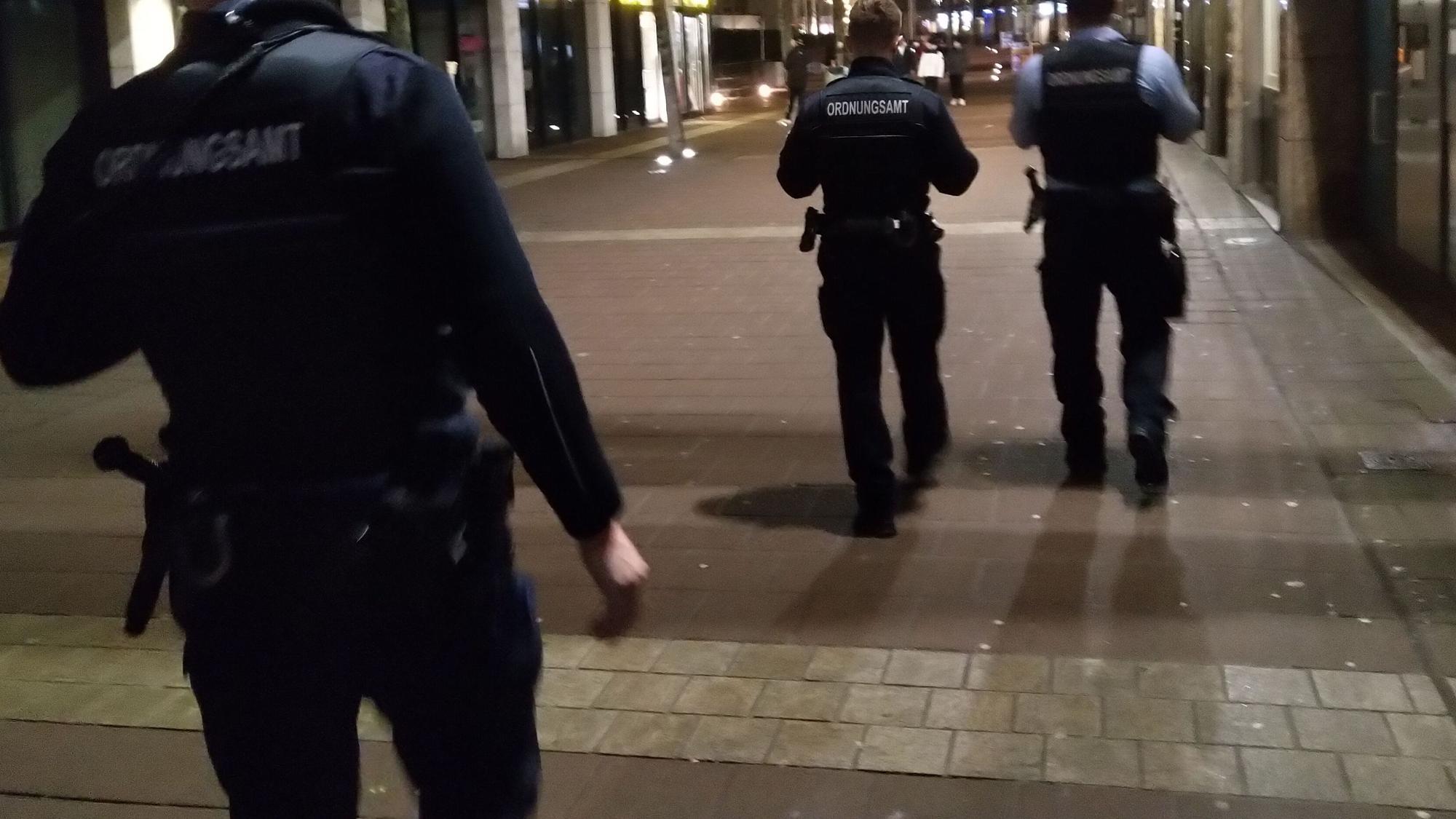 Das Ordnungsamt Siegburg geht Streife in der Innenstadt.