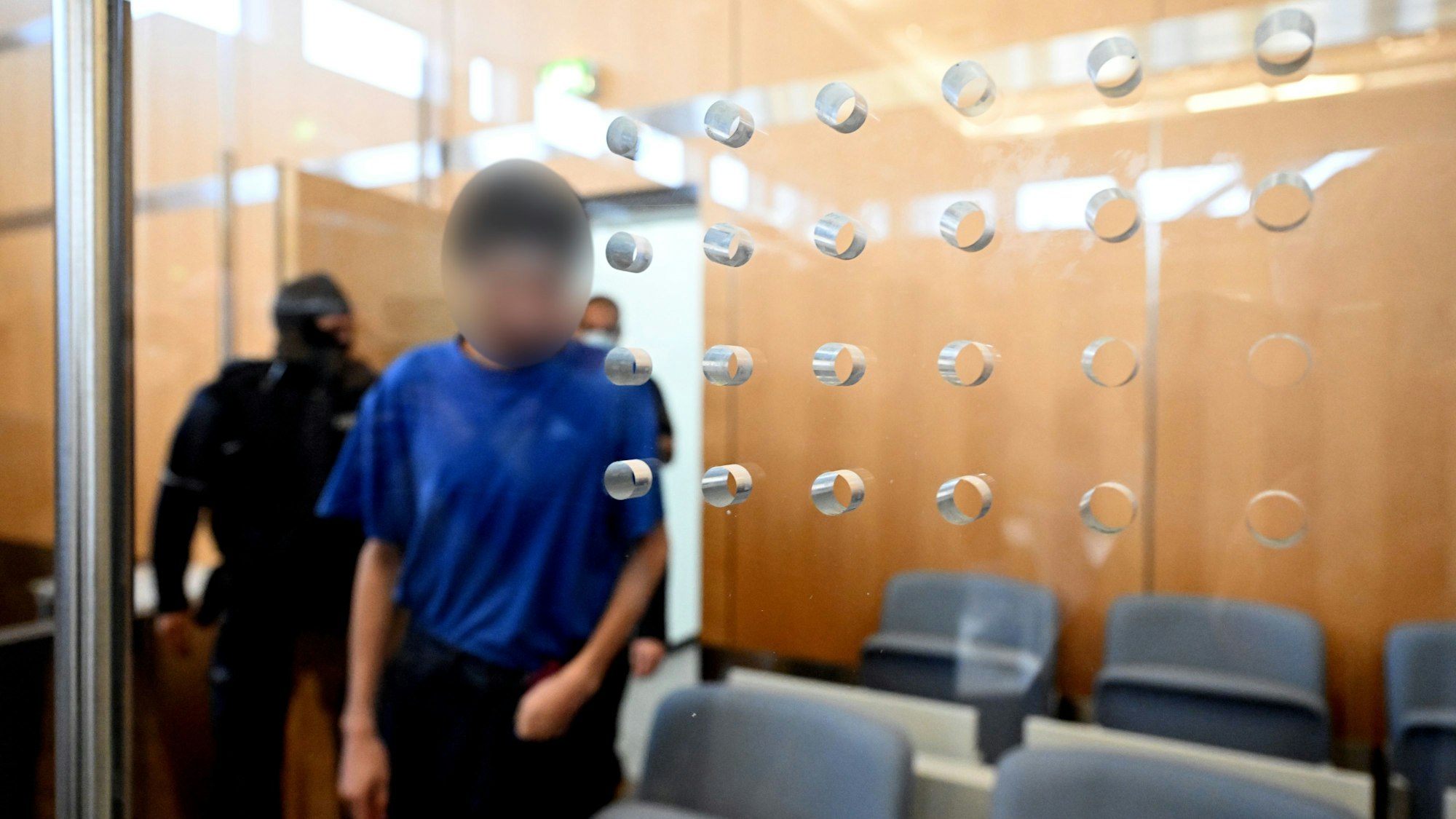 27.05.2025, Nordrhein-Westfalen, Düsseldorf: Der Angeklagte im Gerichtssaal der Oberlandesgerichts. Auf dem Stadtfest «Festival der Vielfalt» soll der Syrer Issa Al H. (27) drei Menschen erstochen haben. Dem Angeklagten wird dreifacher Mord, zehnfacher Mordversuch und Mitgliedschaft in einer Terrorvereinigung vorgeworfen. Foto: Federico Gambarini/dpa - ACHTUNG: Person wurde aus rechtlichen Gründen gepixelt +++ dpa-Bildfunk +++