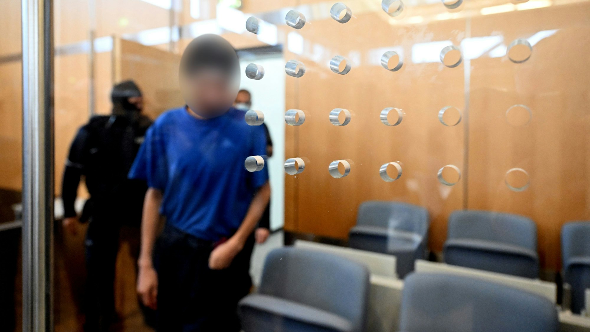 Der Angeklagte im Gerichtssaal des Oberlandesgerichts Düsseldorf. Auf dem Stadtfest „Festival der Vielfalt“ soll der Syrer Issa Al H. (27) drei Menschen erstochen haben. Dem Angeklagten wird dreifacher Mord, zehnfacher Mordversuch und Mitgliedschaft in einer Terrorvereinigung vorgeworfen.