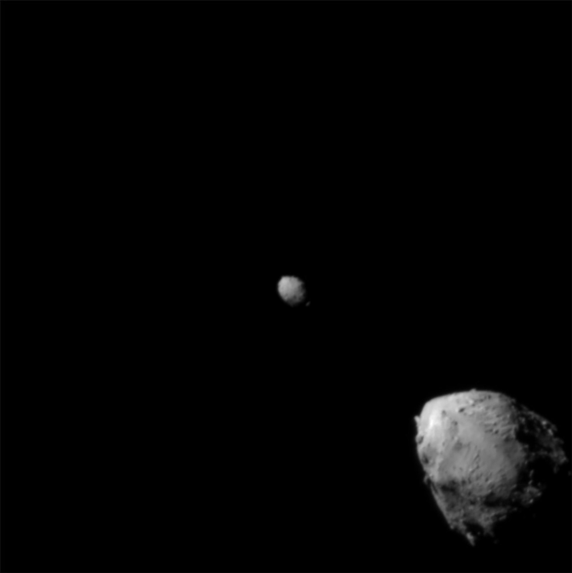 Der Asteroid Didymos (r) wird von dem kleineren Asteroiden Dimorphos umkreist - kurz vor dem Aufprall der «Dart»-Sonde. (Archivbild)