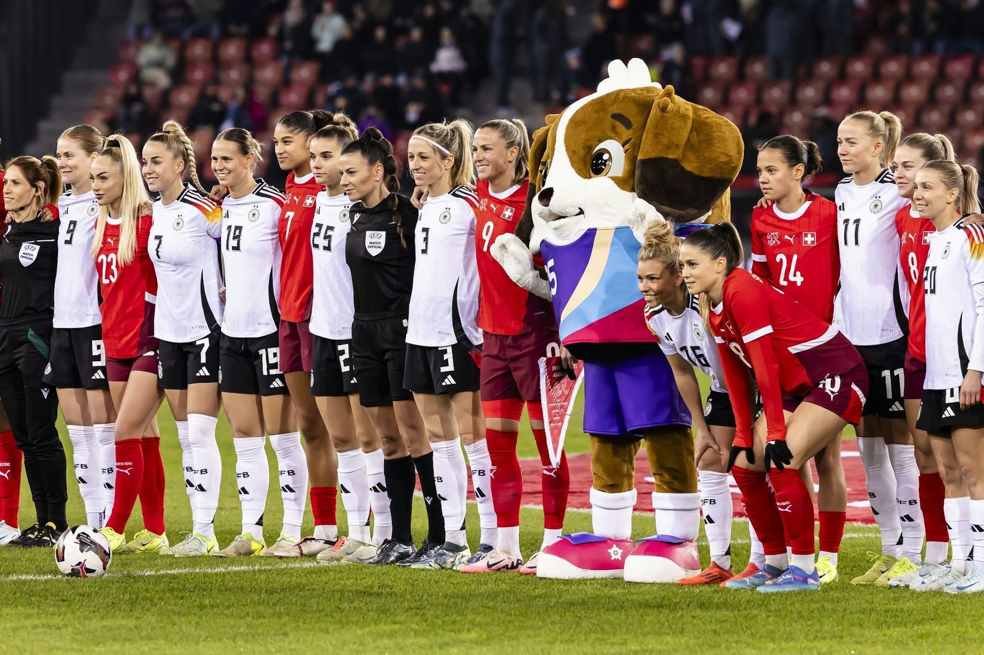 Das EM-Maskottchen Maddli ist nach Madeleine Boll benannt, der ersten Schweizer Fußballerin mit Lizenz