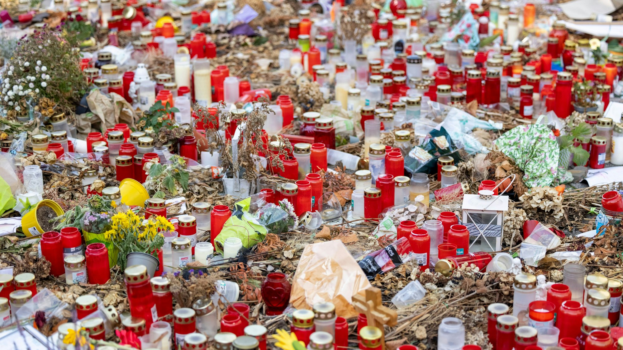 Hunderte Kerzen, Blumen und Trauerschreiben befinden sich am Gedenkort unweit des Tatorts in Solingen. Bei einer Attacke auf der 650-Jahr-Feier der Stadt hatte es am im August 2024 drei Tote und acht Verletzte gegeben.